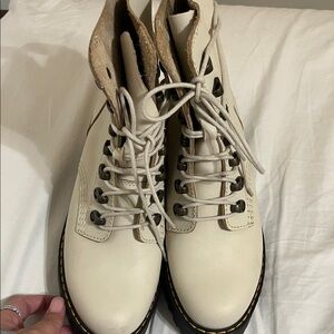 Dr. Martens LEONA 7